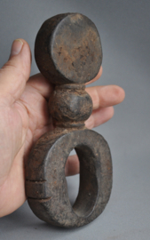 Lot van 2 karnstokhouders, ghurra's - Nepal - Midden 20e eeuw