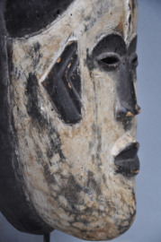 Oud gelaatsmasker van de IBO, Nigeria, midden 20e eeuw