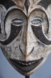 Mega groot Afbogho Mmuo masker, Igbo, Nigeria, jaren 70 vorige eeuw