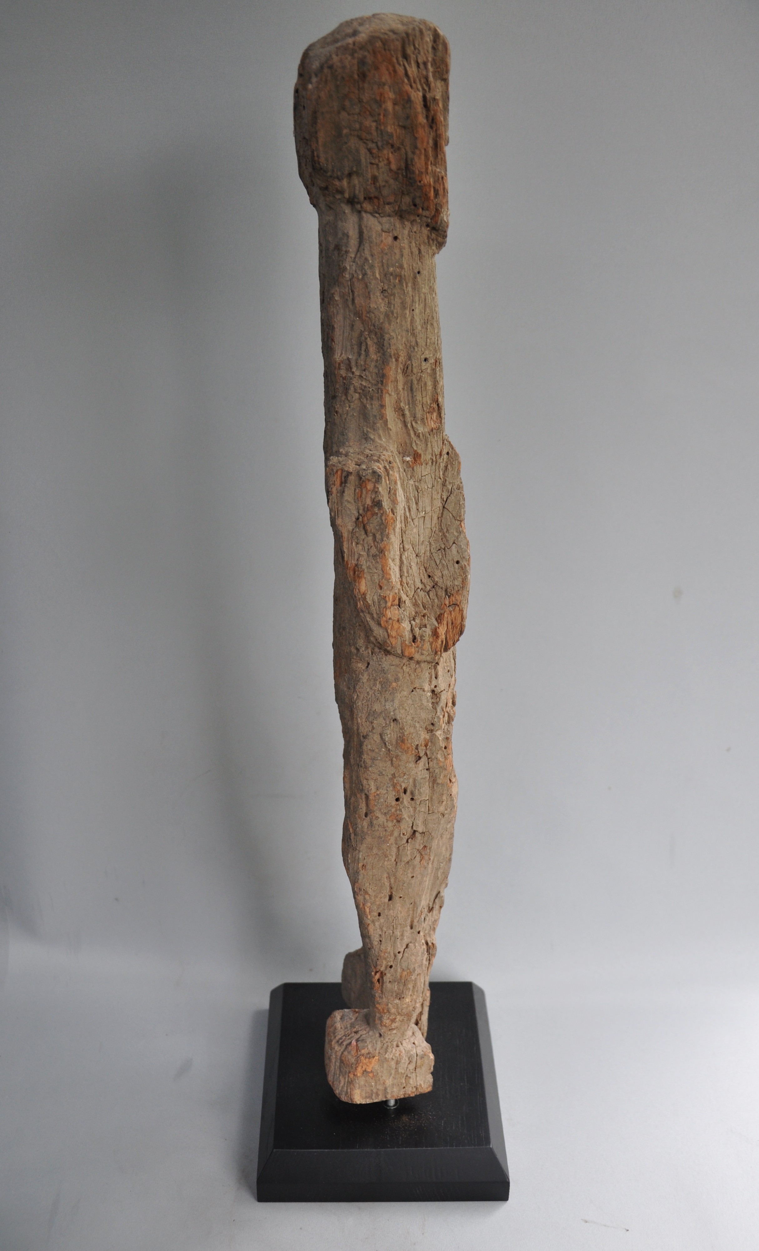 Wachtersbeeld uit Nepal – 68 cm | Handgesneden Hout | Etnische Kunst