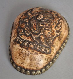 Bewerkte KAPALA schedeldak van hars, met zilver, Nepal, 21e eeuw