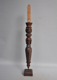 Prachtig gesneden dhyangro, handvat van een trommel, Nepal, 21e eeuw