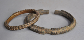 2 zéér oude bronzen armbanden, West Afrika, 19e en 1e helft 20e eeuw