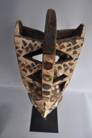 Mega groot Afbogho Mmuo masker, Igbo, Nigeria, jaren 70 vorige eeuw