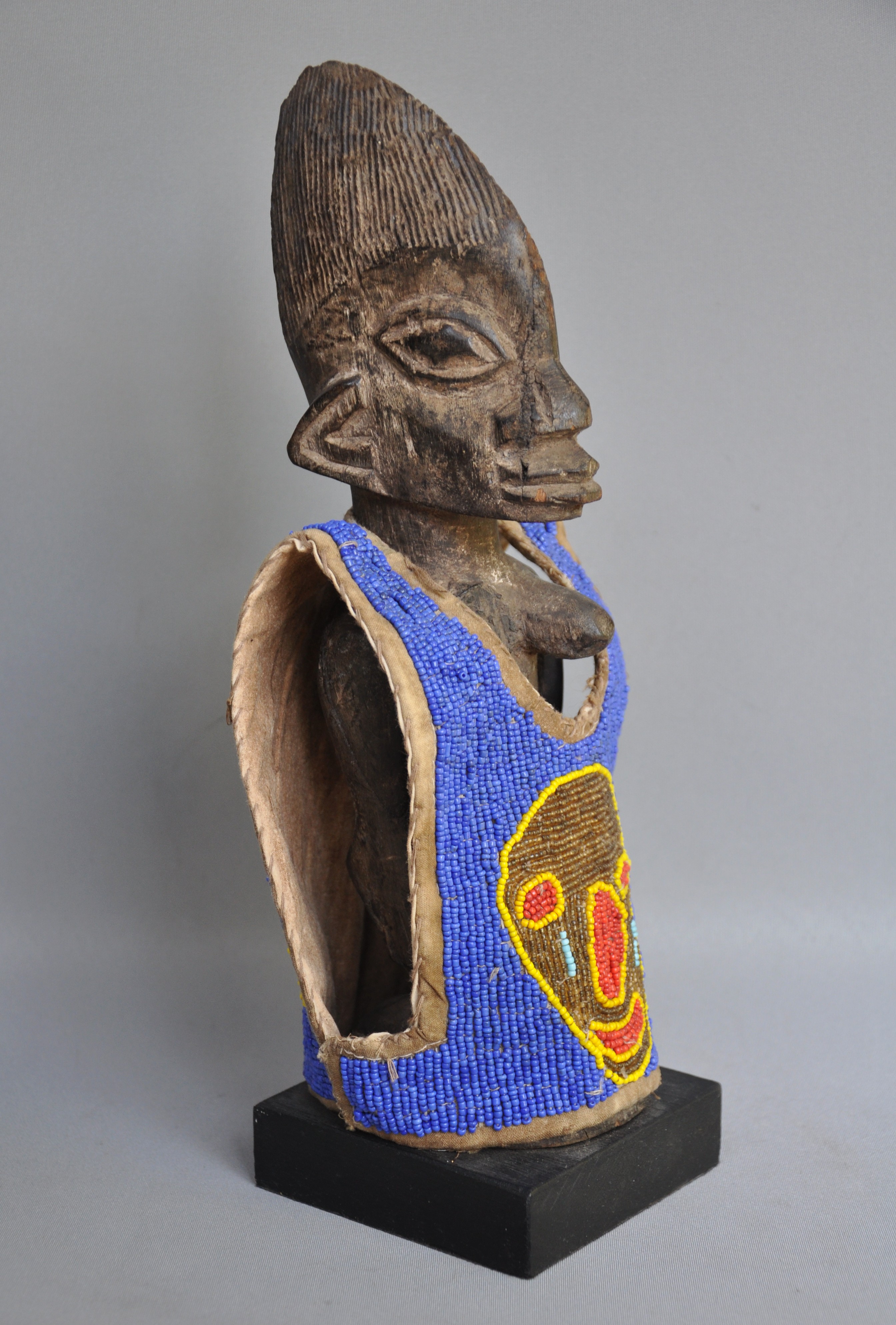 Ibedji tweelingbeeld met kralenjas, YORUBA, Nigeria, ca 1970