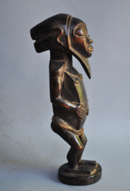 Stilistisch verfijnd voorouderbeeldje, BEMBE, DR Congo, ca 1970