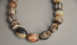 Halsketting van half edelstenen agaat kralen, Nepal, 21e eeuw