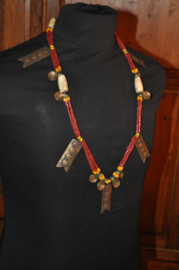 Stijlvolle etnische halsketting met bronsjes en glas- en schelpkralen; NAGA, India