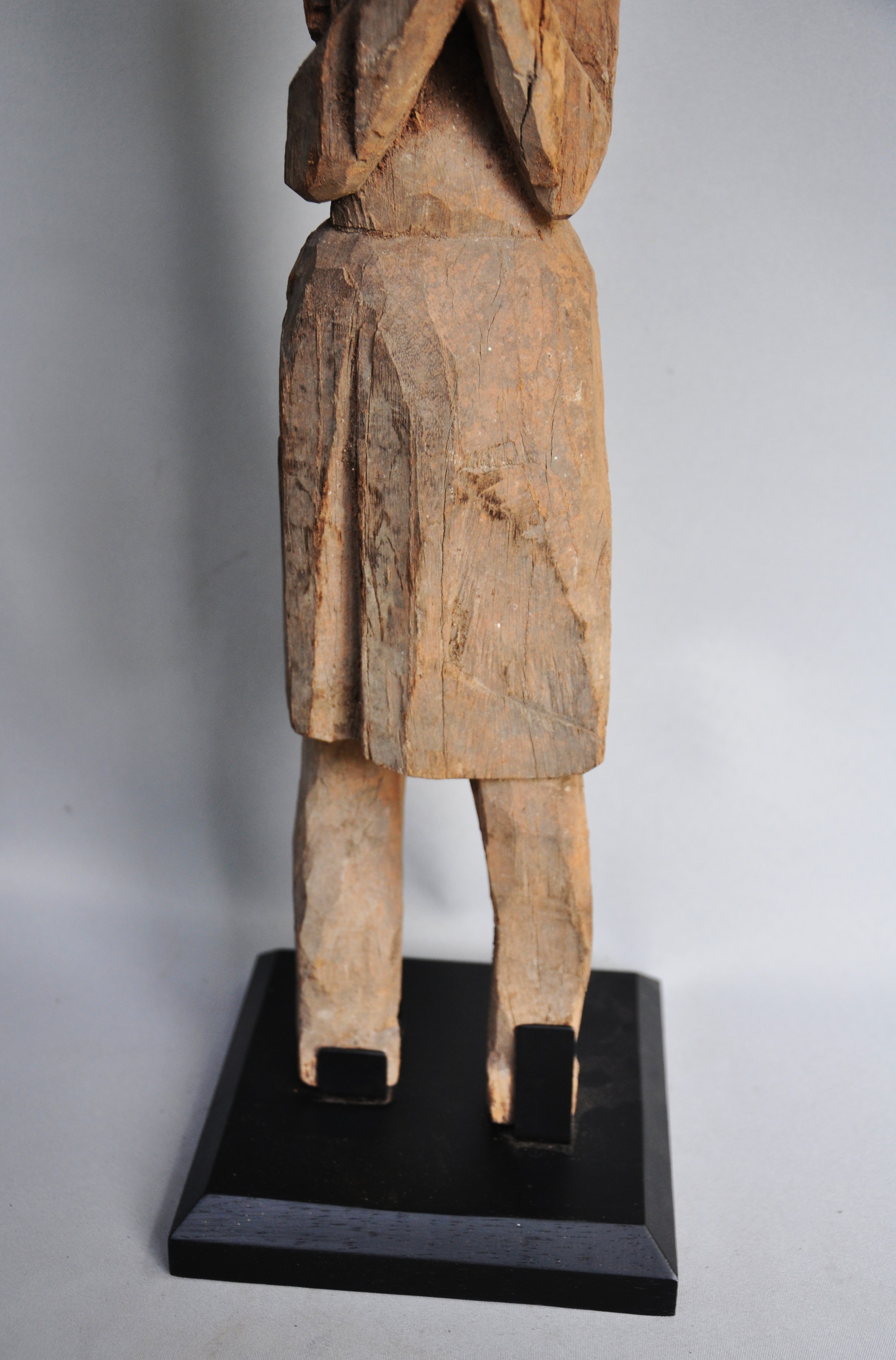 Namaskara Mudra Statue – Nepal | Antique Wooden Buddhist Sculpture 68 cm