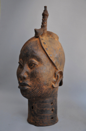 Mega grote bronzen kop met diadeem, koning Oba, regio Benin City, Nigeria
