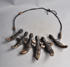 Halsketting met zwijnentanden en bamboe kralen, IFUGAO , 2e helft 20e eeuw