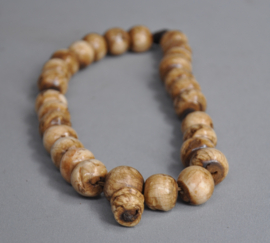 28 kraals gebedsmala van versteend hout kralen en bronzen skulls, Nepal
