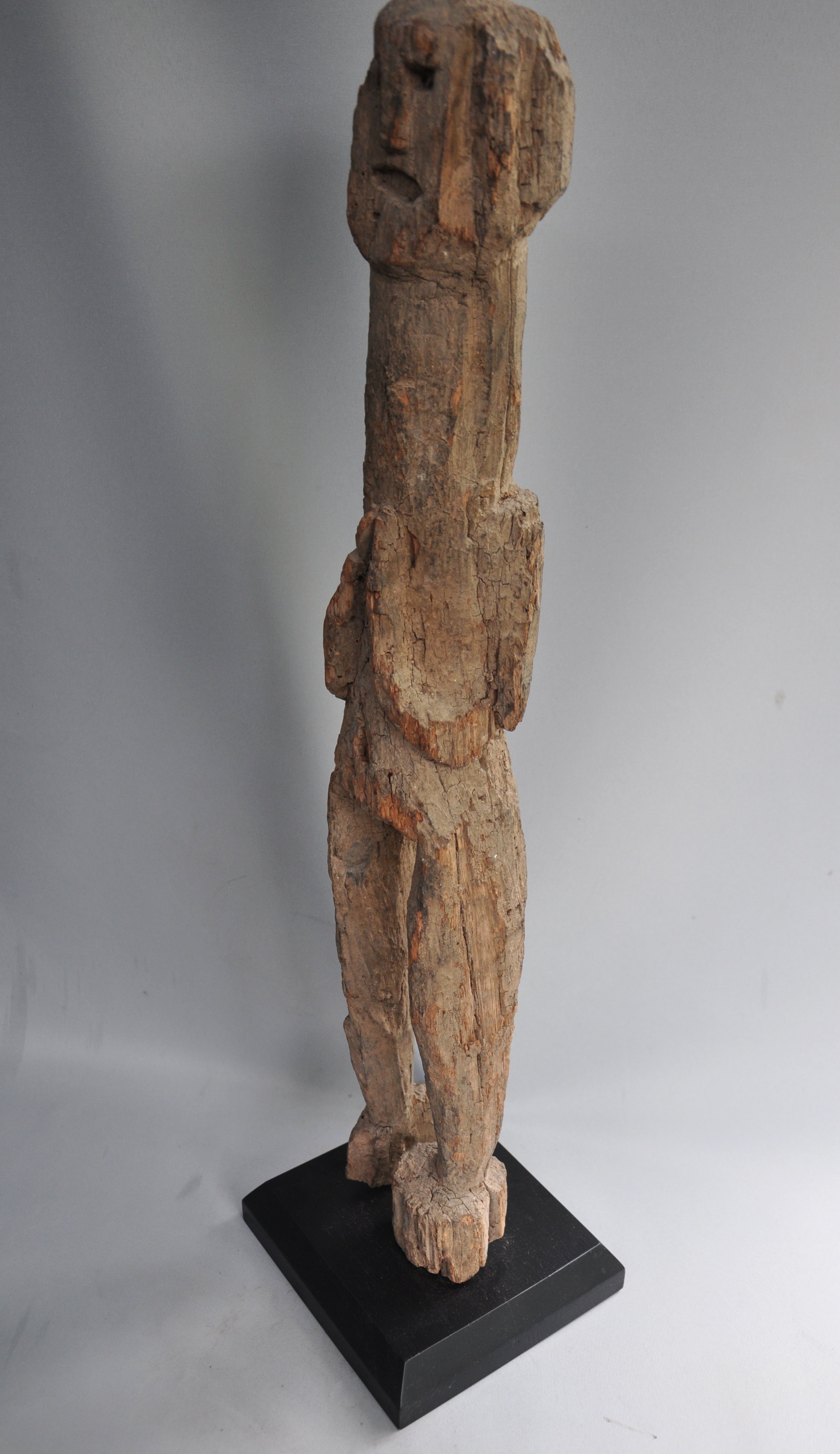 Wachtersbeeld uit Nepal – 68 cm | Handgesneden Hout | Etnische Kunst