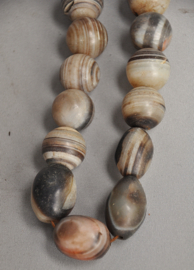 Halsketting van half edelstenen agaat kralen, Nepal, 21e eeuw