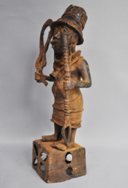 Bronzen Benin strijder op voetstuk, IFE, regio Benin City, Nigeria, 21e eeuw