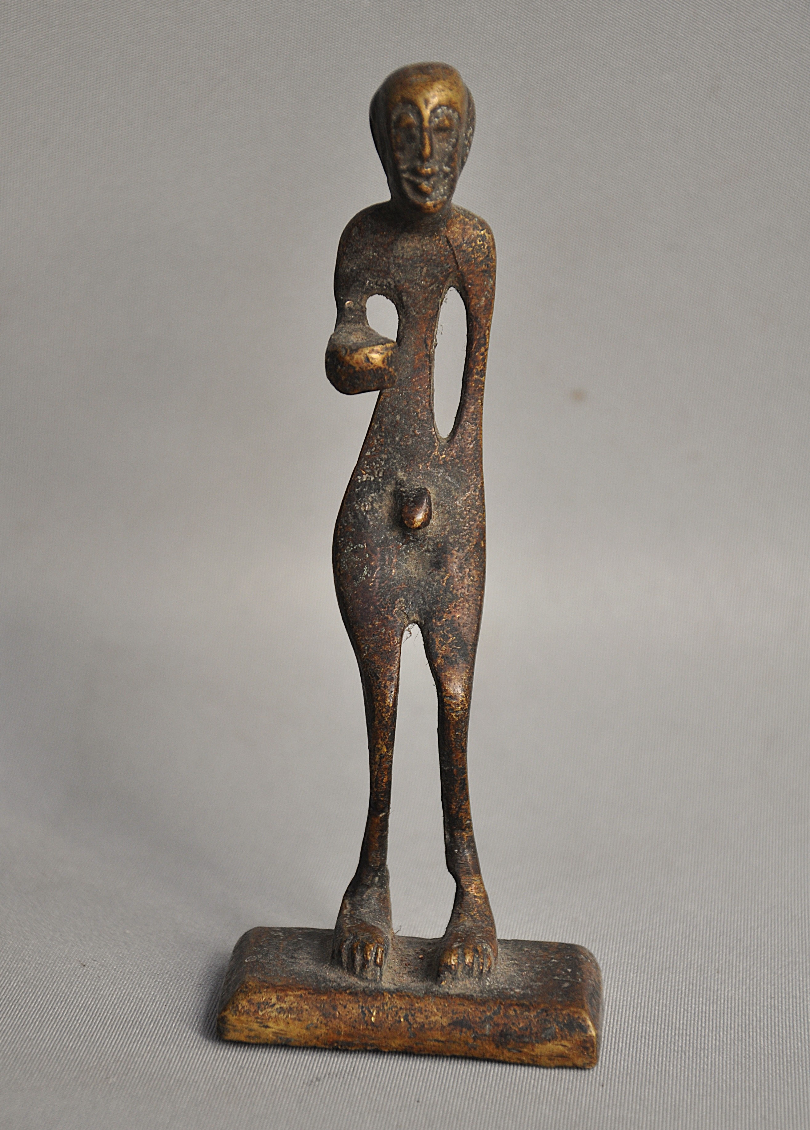 Bronzen beeld van een bedelmonnik, Nepal, ca 1960