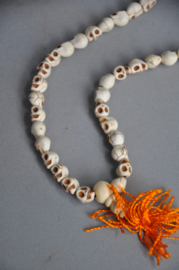 108 kraals gebedsmala van kleine stenen skull kralen, Nepal, 2e helft 20e eeuw
