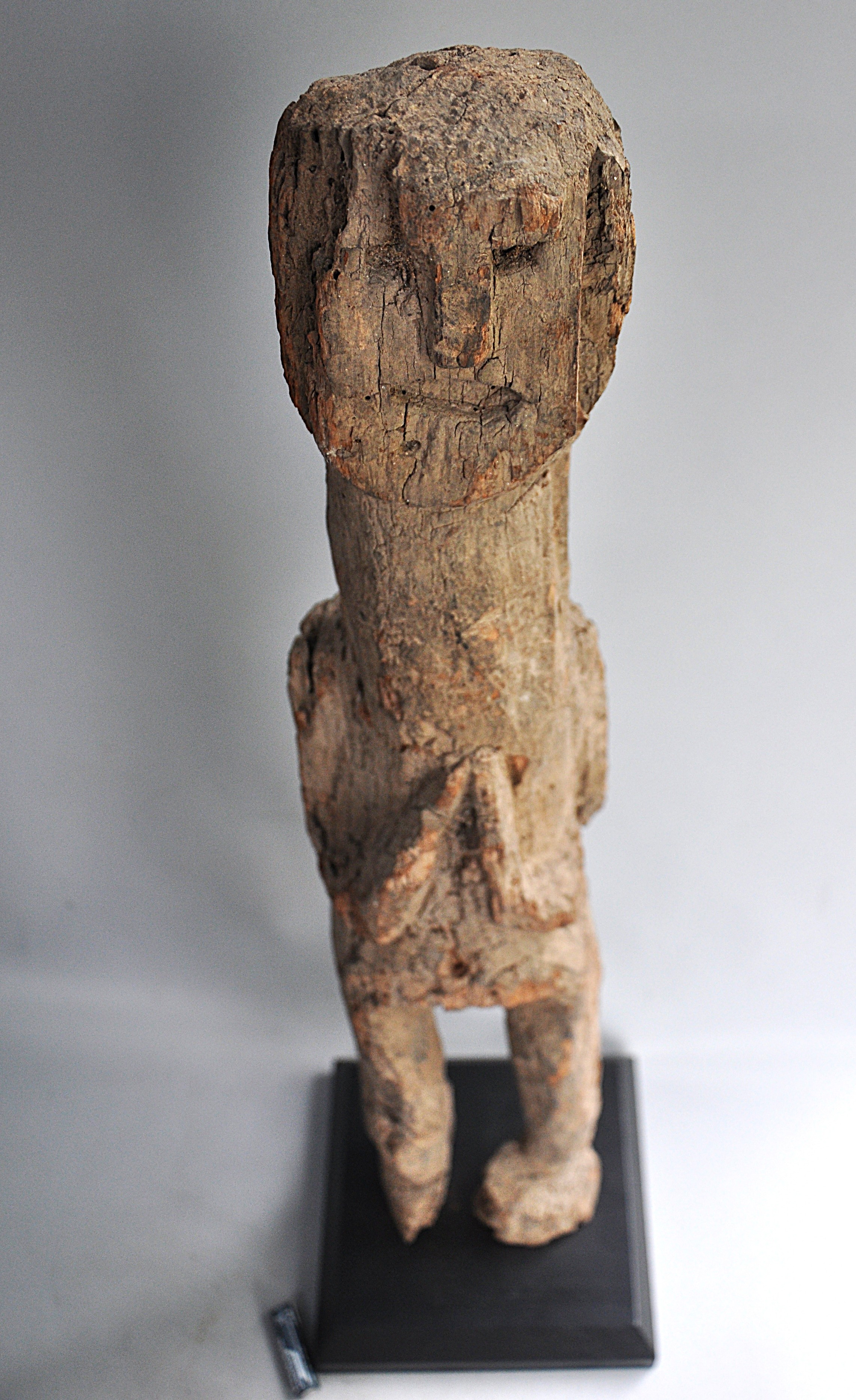 Wachtersbeeld uit Nepal – 68 cm | Handgesneden Hout | Etnische Kunst