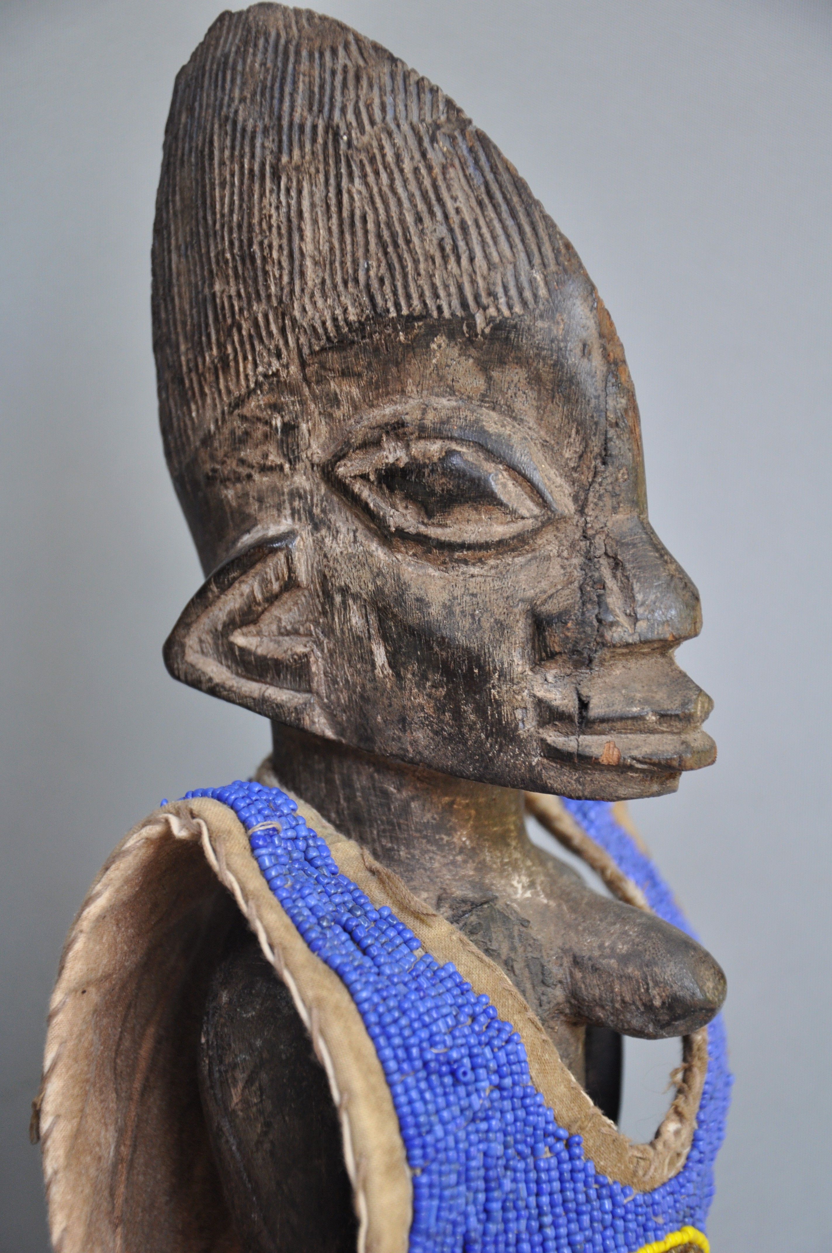 Ibedji tweelingbeeld met kralenjas, YORUBA, Nigeria, ca 1970