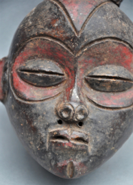 Terra cotta maskertje van de PUNU, Gabon, 21e eeuw