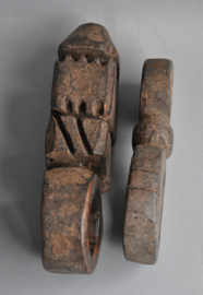 Lot van 2 karnstokhouders, ghurra's - Nepal - Midden 20e eeuw