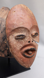 Mambila Janus Helmmasker: Een Alziende Beschermer uit de Suaga-Traditie