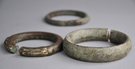 Lot van 3 bronzen armbanden, West Afrika, 1e helft 20e eeuw