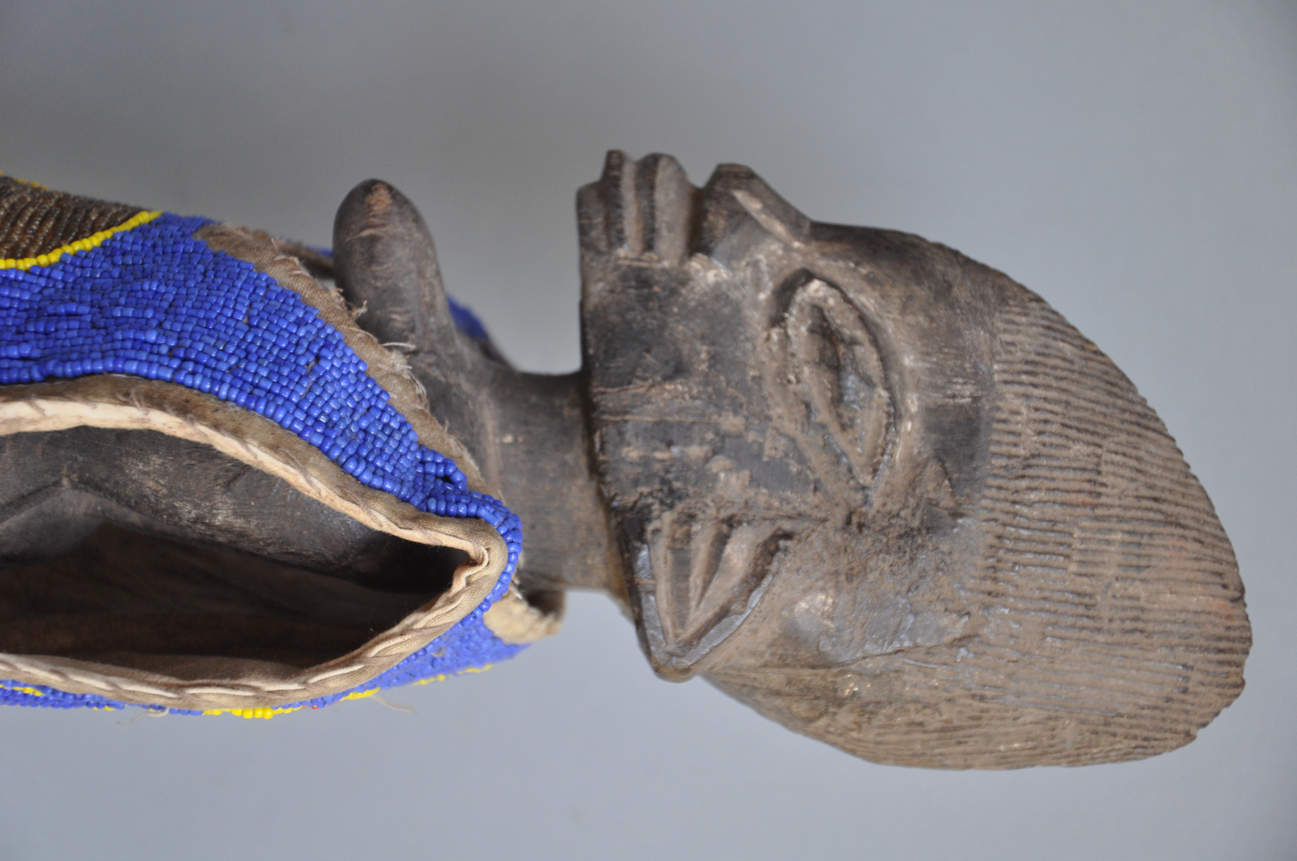 Ibedji tweelingbeeld met kralenjas, YORUBA, Nigeria, ca 1970