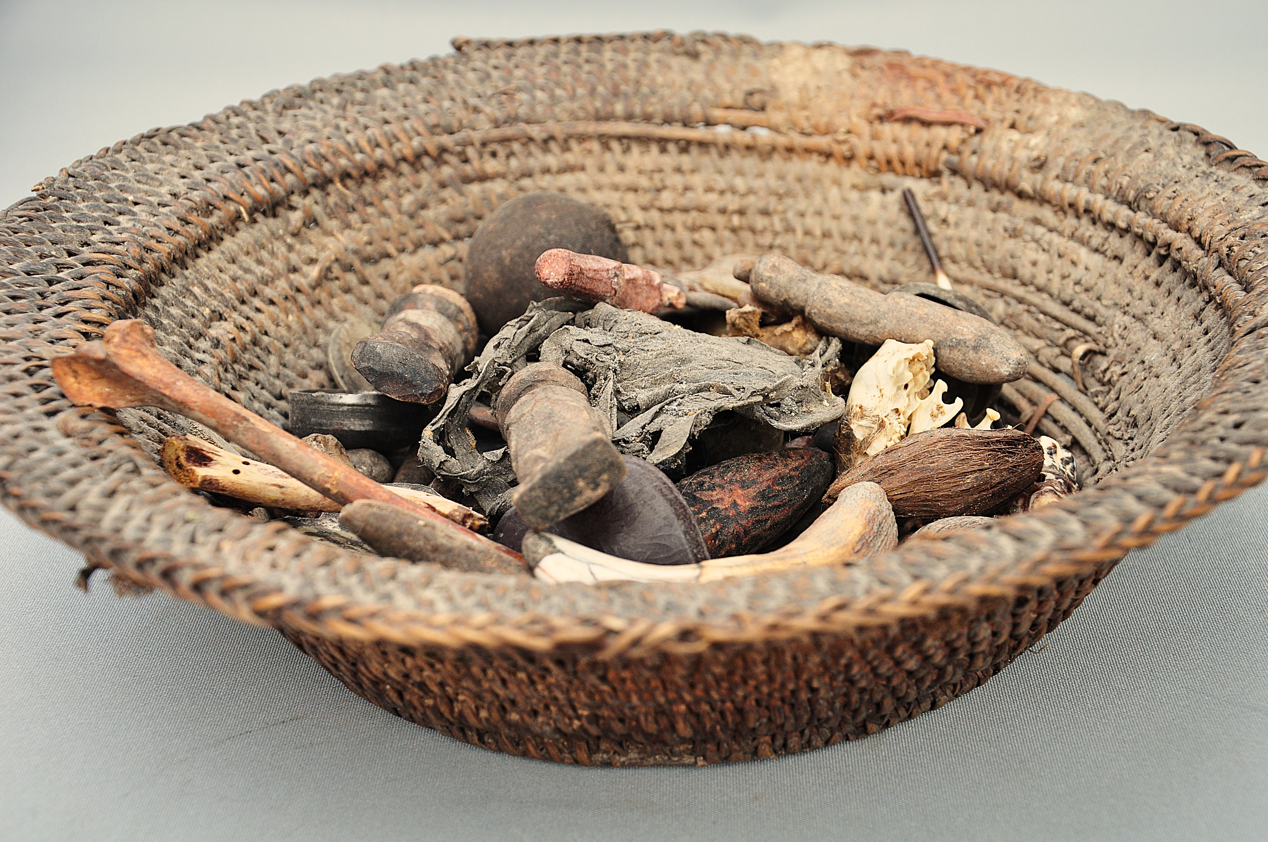 Extremely rare! Fortune teller's basket CHOKWE, DR Congo, 1900-1920