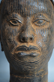 Mega grote bronzen kop met diadeem, koning Oba, regio Benin City, Nigeria