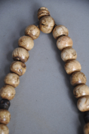 28 kraals gebedsmala van versteend hout kralen en bronzen skulls, Nepal
