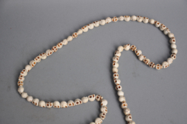108 kraals gebedsmala van kleine stenen skull kralen, Nepal, 2e helft 20e eeuw