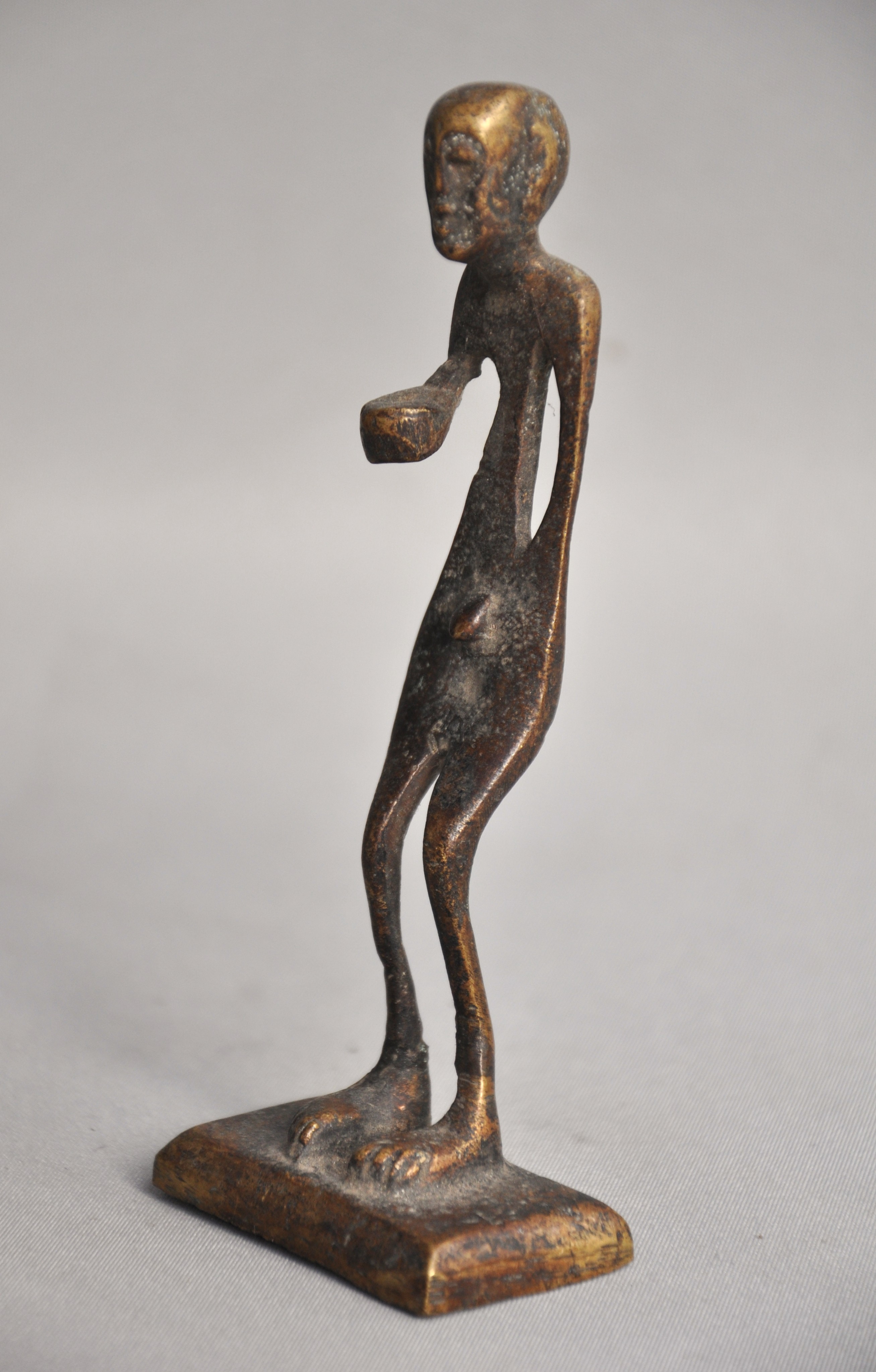 Bronzen beeld van een bedelmonnik, Nepal, ca 1960