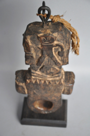 Oude ghurra, karnstokhouder, met shamaan, Nepal, 1930-50