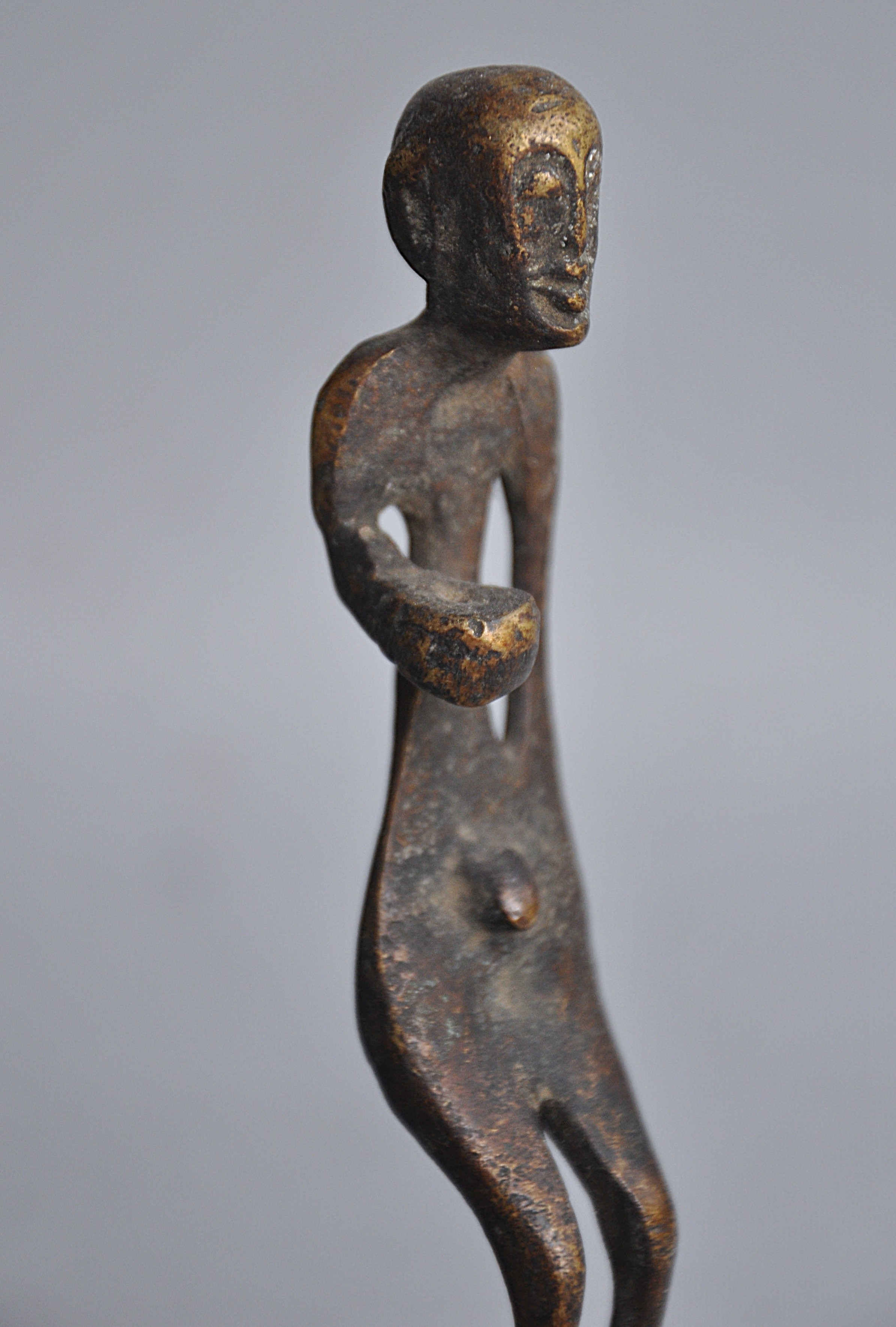 Bronzen beeld van een bedelmonnik, Nepal, ca 1960