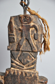 Oude ghurra, karnstokhouder, met shamaan, Nepal, 1930-50