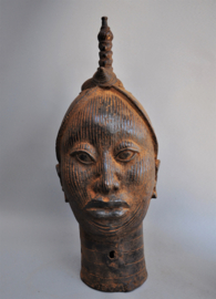 Mega grote bronzen kop met diadeem, koning Oba, regio Benin City, Nigeria