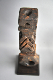 Oude karnstokgeleider, ghurra, Nepal, 1e helft 20e eeuw ( code 8A)