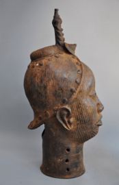 Mega grote bronzen kop met diadeem, koning Oba, regio Benin City, Nigeria