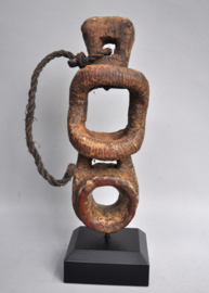 Uitzonderlijke ghurra, karnstok houder, Nepal, 1850-1900