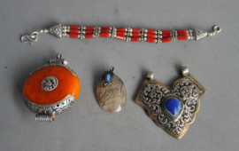 Lot Tibetaanse/Nepal sieraden, Nepal, 2e helft 20e eeuw ( lot 2 )