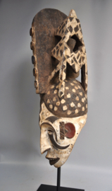 Mega groot Afbogho Mmuo masker, Igbo, Nigeria, jaren 70 vorige eeuw