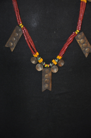 Stijlvolle etnische halsketting met bronsjes en glas- en schelpkralen; NAGA, India