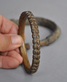 2 zéér oude bronzen armbanden, West Afrika, 19e en 1e helft 20e eeuw