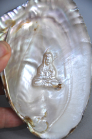 Gekweekte Parelmoer-schelp met Reliëf van Boeddha (13,5 cm)
