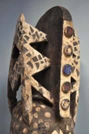 Mega groot Afbogho Mmuo masker, Igbo, Nigeria, jaren 70 vorige eeuw