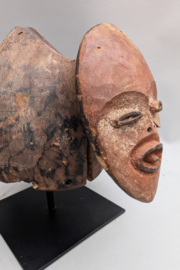 Mambila Janus Helmmasker: Een Alziende Beschermer uit de Suaga-Traditie