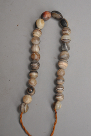Halsketting van half edelstenen agaat kralen, Nepal, 21e eeuw
