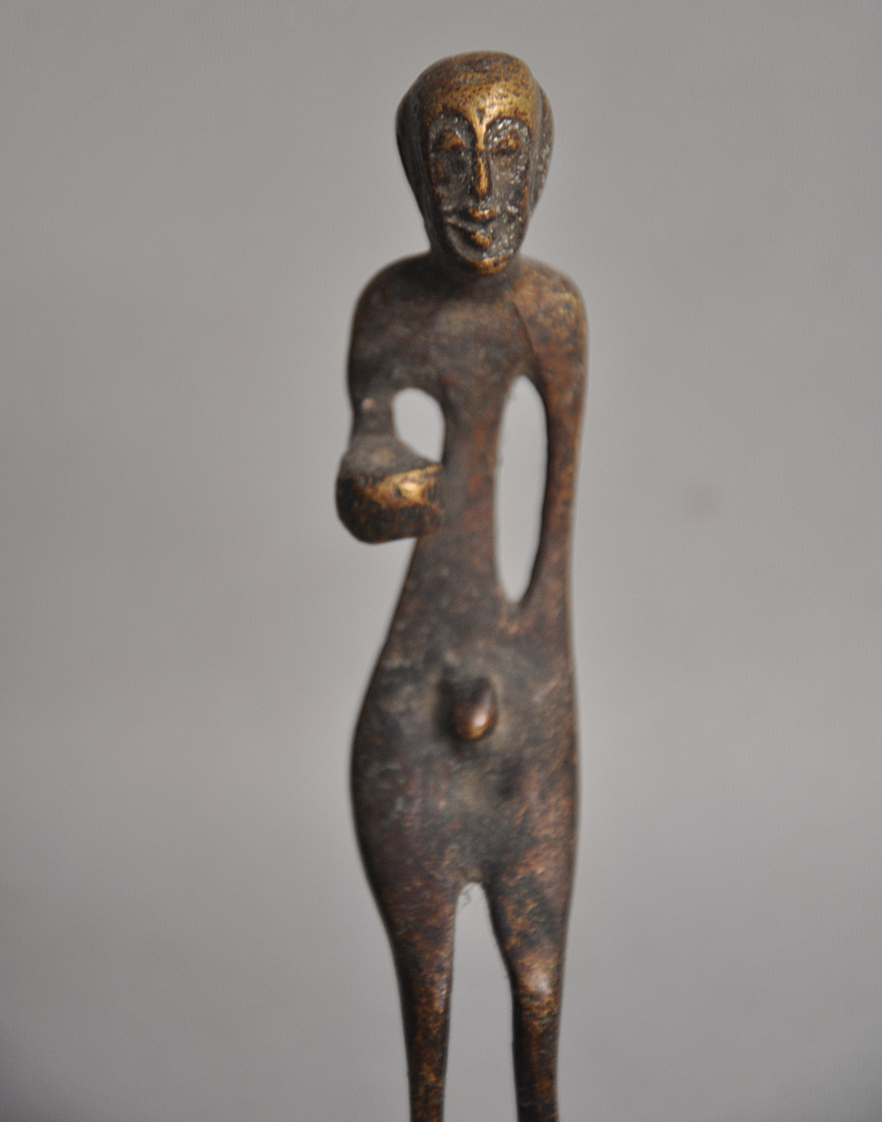 Bronzen beeld van een bedelmonnik, Nepal, ca 1960