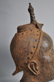 Mega grote bronzen kop met diadeem, koning Oba, regio Benin City, Nigeria